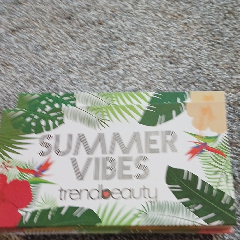 Summer Vibes Eyeshadow Palette